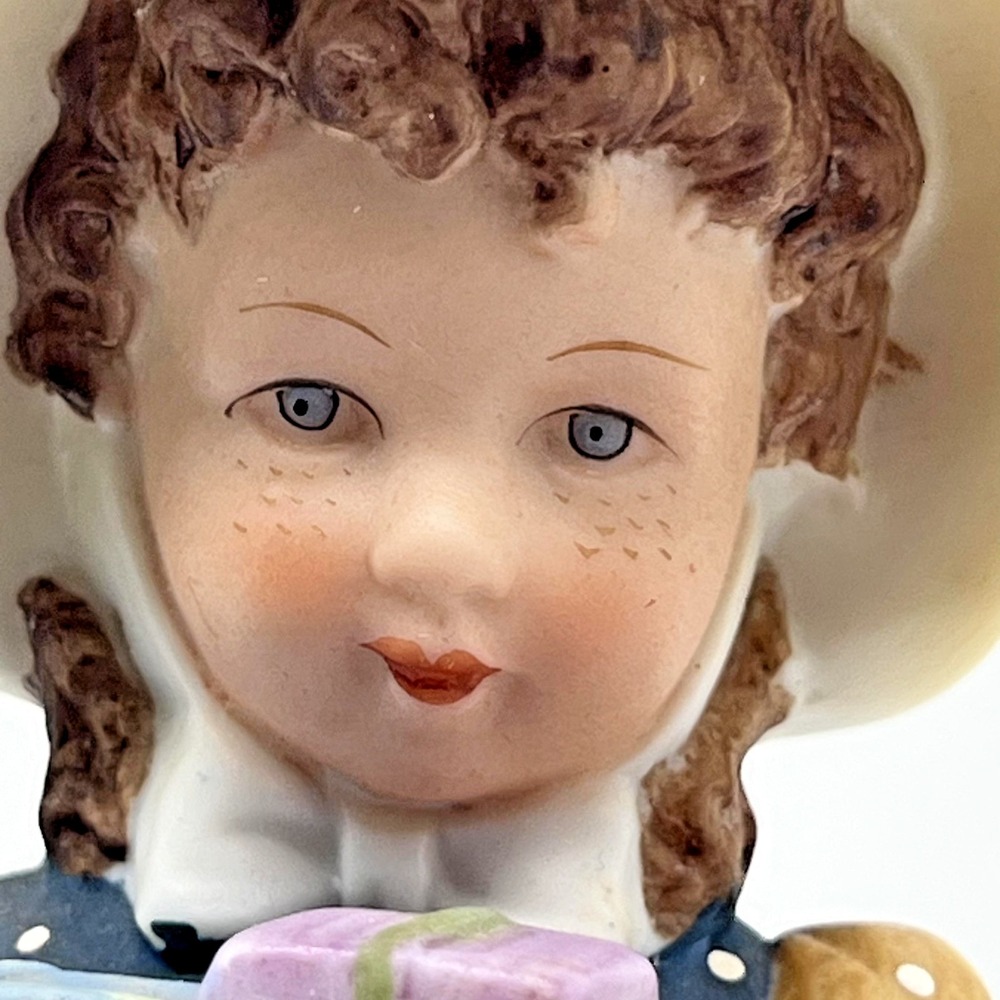 Hollie Hobby Creation Figurine Girl Holding Gift And Apples Dress Hat Daisy - Picture 15 of 16